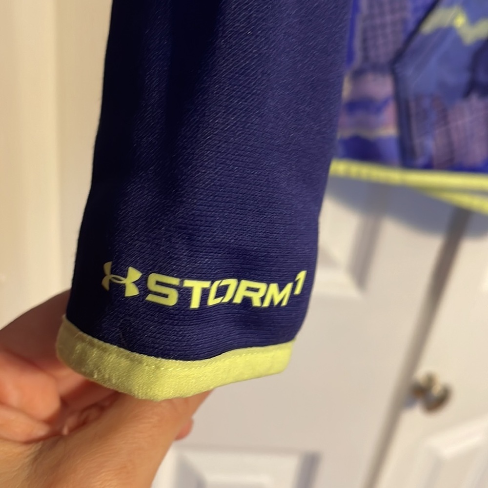 Under Armour sweatshirt in size Youth Medium YMD. NWOT - Picture 4 of 9